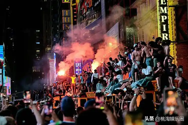 纽约双线引爆篮球狂潮：世界杯热潮未退，尼克斯夺冠游行或创百万盛况